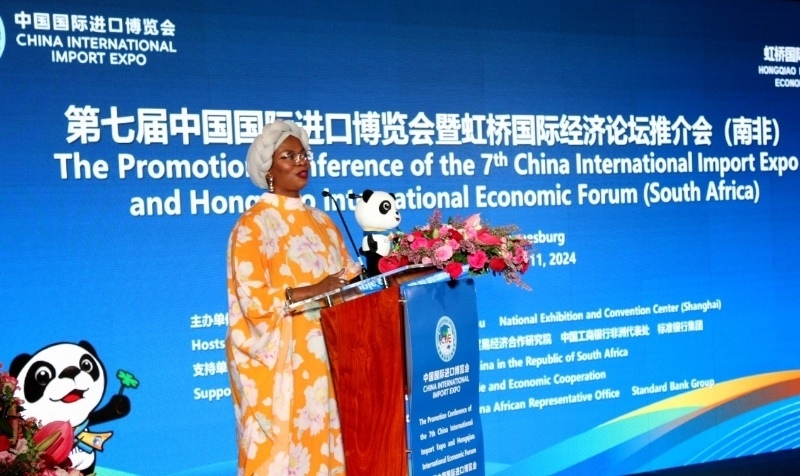 南非貿(mào)易、工業(yè)和競爭部出口促進(jìn)司副總司長馬塔博格致辭。（圖片來源：中國國際進(jìn)口博覽會官微）