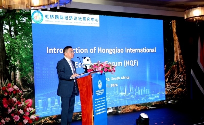 虹橋國際經(jīng)濟(jì)論壇研究中心副理事長、商務(wù)部國際貿(mào)易經(jīng)濟(jì)合作研究院副院長俞子榮致辭。（圖片來源：中國國際進(jìn)口博覽會官微）