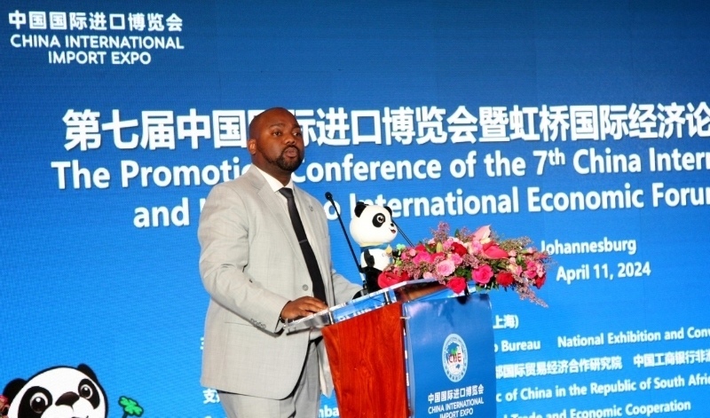 標(biāo)準(zhǔn)銀行集團(tuán)企業(yè)與商業(yè)銀行部國際貿(mào)易總經(jīng)理武巴致辭。（圖片來源：中國國際進(jìn)口博覽會官微）