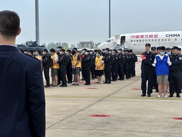 中國籍涉賭詐違法犯罪嫌疑人從柬埔寨被押解回國。人民網(wǎng)記者 郝萍攝