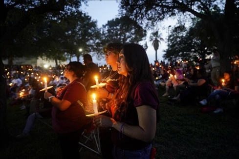 2023年5月24日，在美國得克薩斯州小城尤瓦爾迪，人們參加守夜儀式悼念校園槍擊遇害者。新華社記者吳曉凌攝