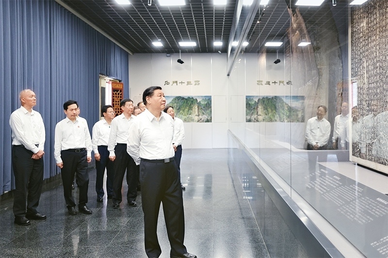 2023年7月29日，中共中央總書記、國家主席、中央軍委主席習(xí)近平在四川考察結(jié)束返京途中，來到陜西省漢中市考察。這是習(xí)近平參觀漢中市博物館有關(guān)歷史文物展陳。 新華社記者 鞠鵬/攝