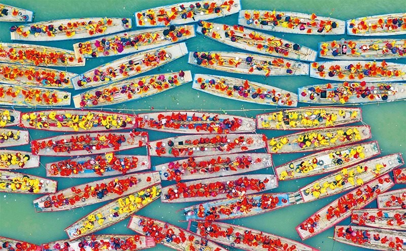 溱潼會船由南宋相沿至今，歷經(jīng)數(shù)百年傳承，被列入國家級非物質(zhì)文化遺產(chǎn)名錄。圖為2024年4月6日在江蘇省泰州市姜堰區(qū)溱湖國家濕地公園參加會船表演的船只。 新華社發(fā) 湯德宏/攝