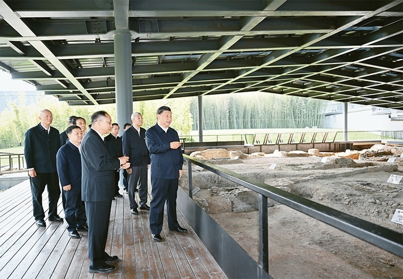 2023年10月10日至13日，中共中央總書記、國家主席、中央軍委主席習(xí)近平在江西考察。這是11日上午，習(xí)近平在景德鎮(zhèn)市陶陽里歷史文化街區(qū)南麓遺址考察。 新華社記者 謝環(huán)馳/攝