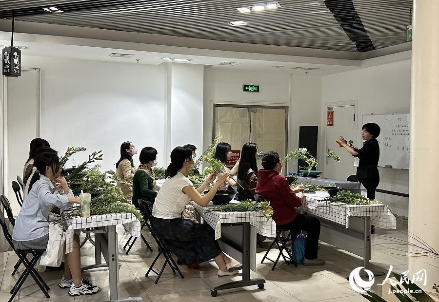 插花體驗(yàn)課。人民網(wǎng) 玄番登史江攝