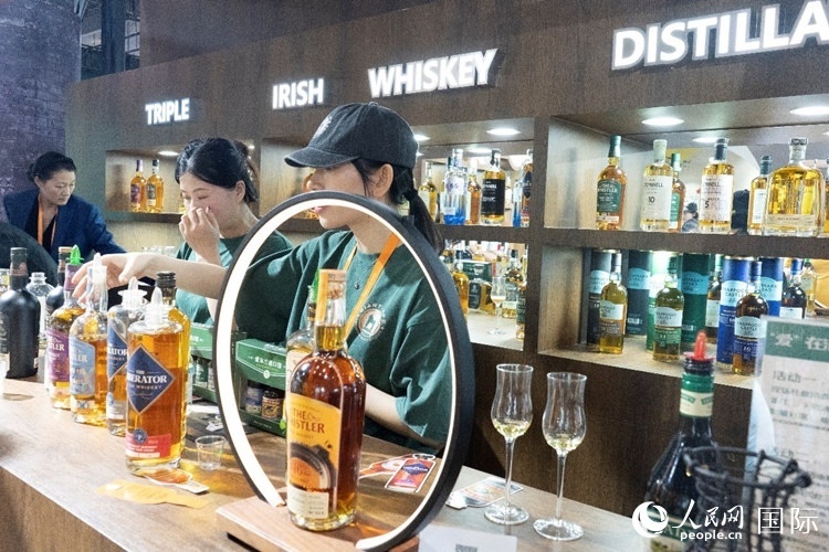 第四屆中國國際消費品博覽會愛爾蘭國家館內(nèi)的參展商。人民網(wǎng) 常沙攝