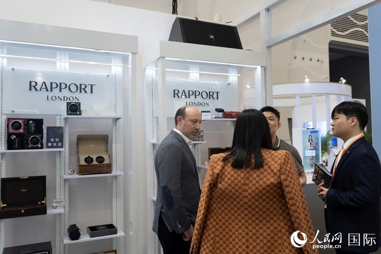客商在第四屆中國國際消費品博覽會英國國家館內(nèi)交談。人民網(wǎng) 常沙攝