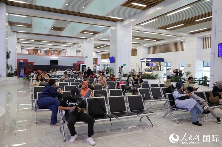 乘客在雅萬高鐵雅加達(dá)哈利姆站候車。人民網(wǎng)記者 曹師韻攝