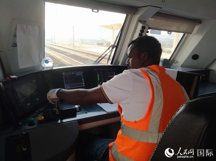 火車司機索博卡。人民網(wǎng)記者 黃培昭攝