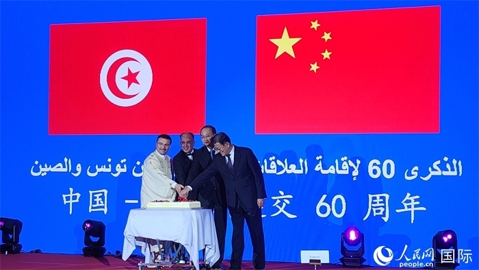 與會嘉賓共同切紀(jì)念蛋糕，從左至右分別為突尼斯國家旅游局局長侯賽因、突尼斯駐華大使阿迪勒·阿拉比、外交部副部長鄧勵、中國人民對外友好協(xié)會副會長李?？?。人民網(wǎng)記者 萬宇攝