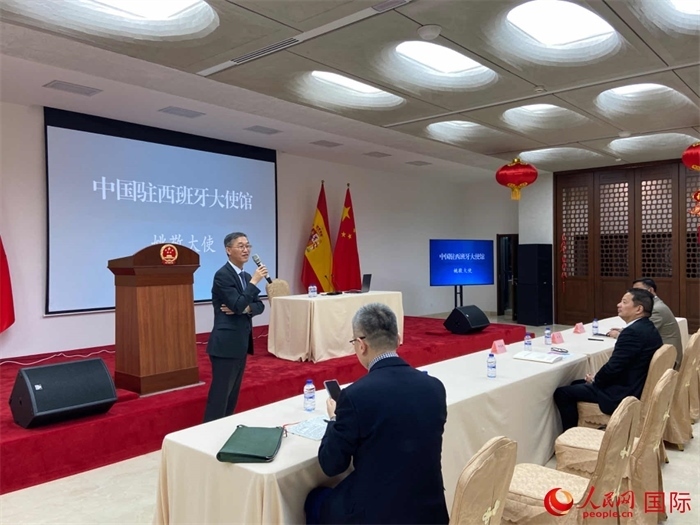 中國(guó)駐西班牙大使姚敬在僑界法治講座上致辭。人民網(wǎng)記者 范劍青攝