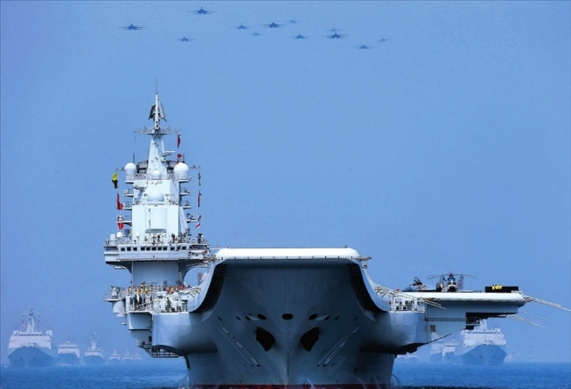 制空作戰(zhàn)梯隊飛越航母編隊上空（2018年攝）。 張雷攝