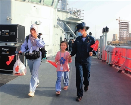 海軍軍艦赴蘇丹緊急撤離我在蘇丹人員。圖為海軍官兵帶領(lǐng)同胞登艦（2023年4月26日攝）。丁家興攝