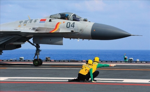 遼寧艦起飛助理作出放飛手勢，殲-15艦載戰(zhàn)斗機起飛（2020年4月攝）。張凱攝