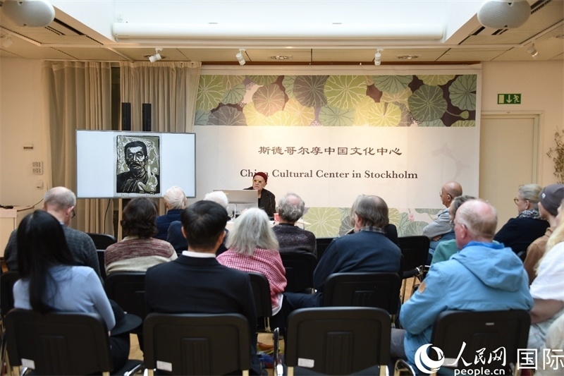 托斯頓·朱雷爾介紹其收藏的中國(guó)版畫(huà)作品。人民網(wǎng)記者殷淼攝