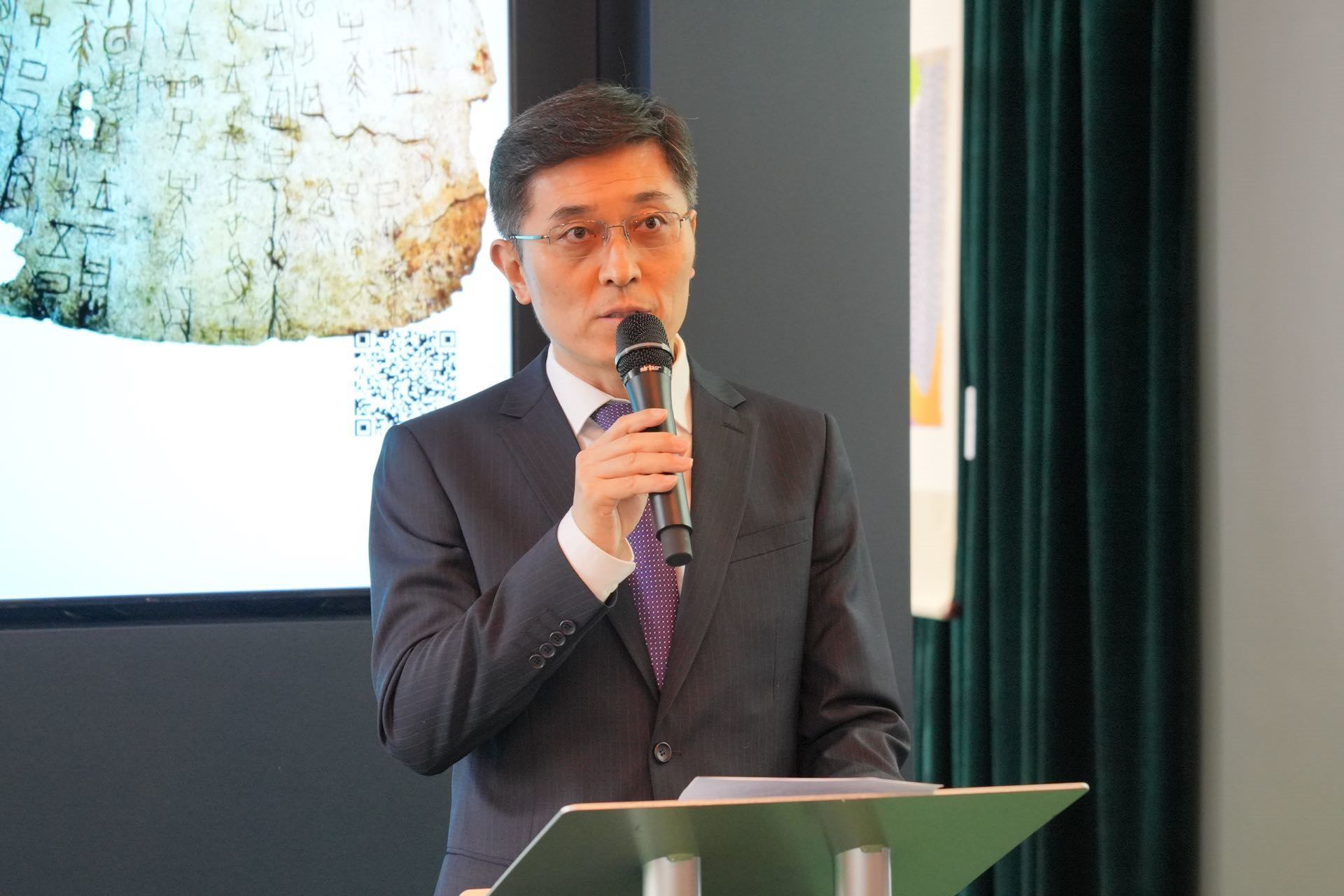 中國(guó)駐英國(guó)使館公使楊曉光致辭。主辦方供圖