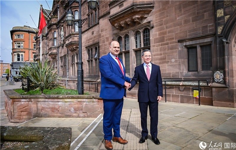 圖為中國(guó)駐英國(guó)大使鄭澤光在考文垂市政廳會(huì)見(jiàn)現(xiàn)場(chǎng)。人民網(wǎng) 郭錦標(biāo)攝