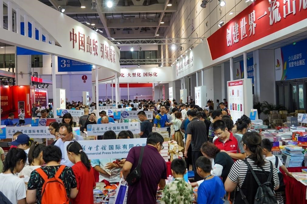 2023年7月31日，在第31屆全國(guó)圖書交易博覽會(huì)上，讀者在閱覽選購(gòu)新書。新華社記者 朱崢 攝