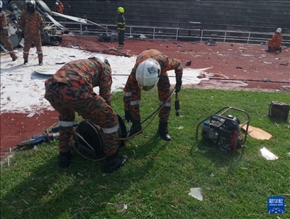 4月23日，救援人員在馬來西亞霹靂州的直升機(jī)墜毀現(xiàn)場救援。新華社發(fā)（馬來西亞消防拯救局供圖）