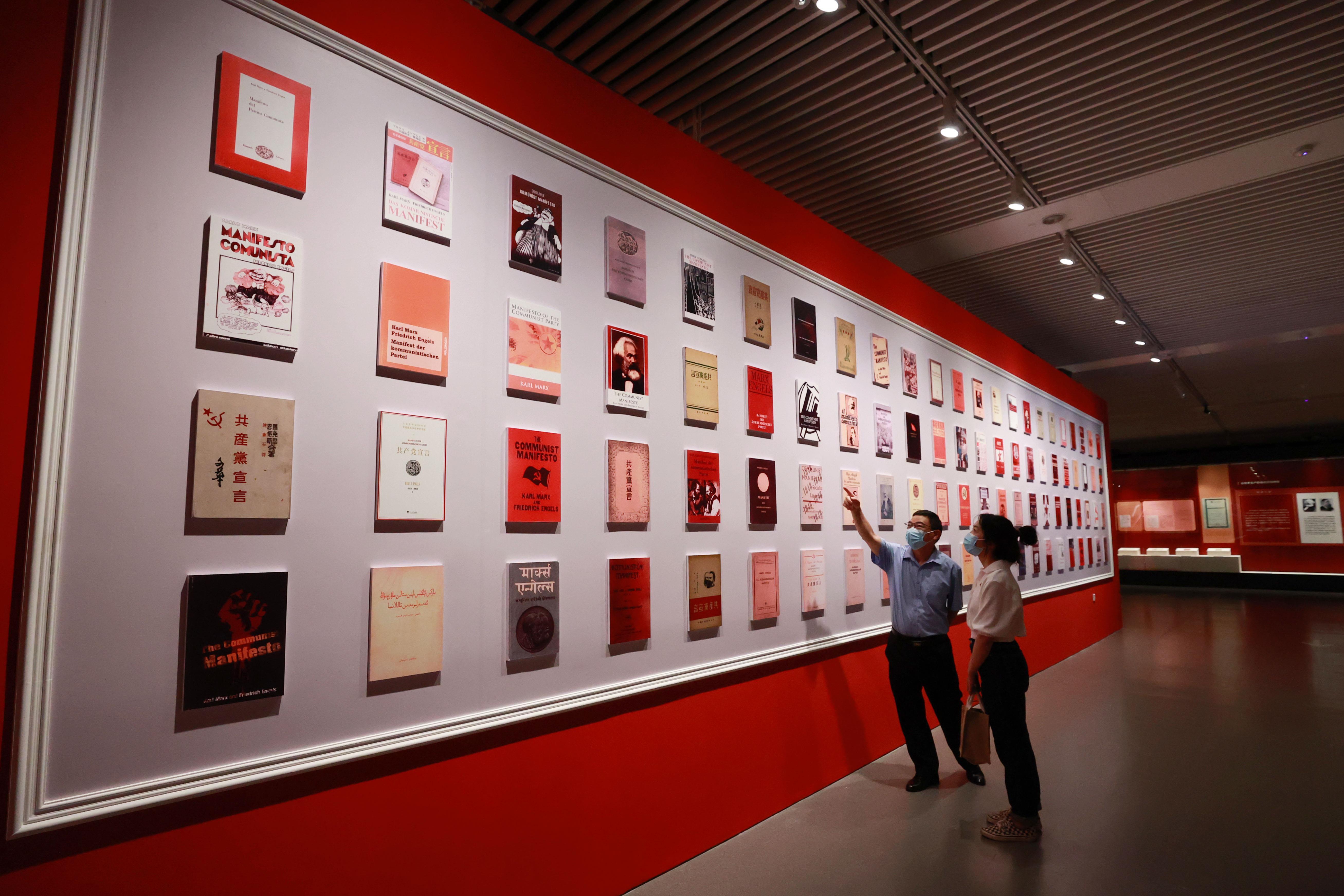 △2021年8月5日，觀眾在國家圖書館觀看不同版本的《共產(chǎn)黨宣言》。