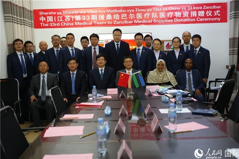 中非雙方代表及醫(yī)療隊在捐贈現(xiàn)場合影。中國援桑醫(yī)療隊供圖