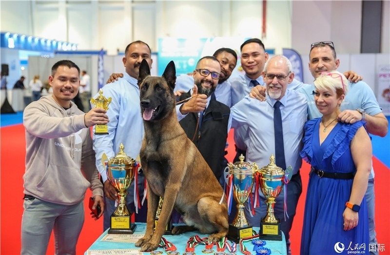 圖為參會(huì)嘉賓與獲獎(jiǎng)寵物合影，塔里克·易卜拉欣攝