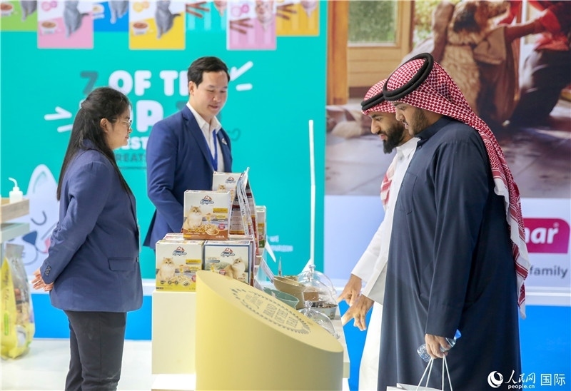 圖為當(dāng)?shù)乜蜕淘谥袊?guó)企業(yè)展位前參觀，塔里克·易卜拉欣攝 (2)