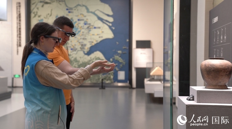人民網(wǎng)外籍專家在良渚博物院體驗(yàn)AR眼鏡。人民網(wǎng)記者 袁蒙攝