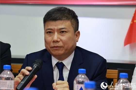 浙江省蘭溪市市委常委柳衛(wèi)東在座談會(huì)上致辭。人民網(wǎng)記者 陳海琪攝