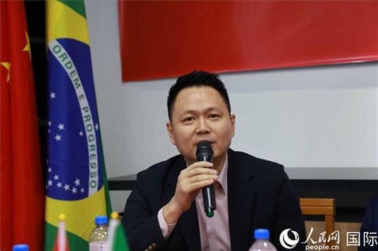中國(guó)駐里約熱內(nèi)盧總領(lǐng)館副總領(lǐng)事王尉育在座談會(huì)上致辭。人民網(wǎng)記者 陳海琪攝