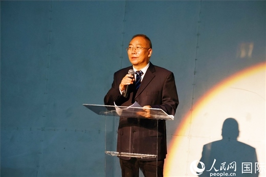 四川省文化和旅游廳副廳長王成平在活動現(xiàn)場進(jìn)行旅游推介。人民網(wǎng)記者 陳海琪攝