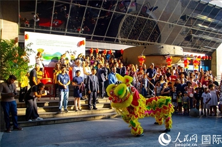 巴西民眾在里約天文館前觀看舞獅表演。四川省文化和旅游廳供圖。