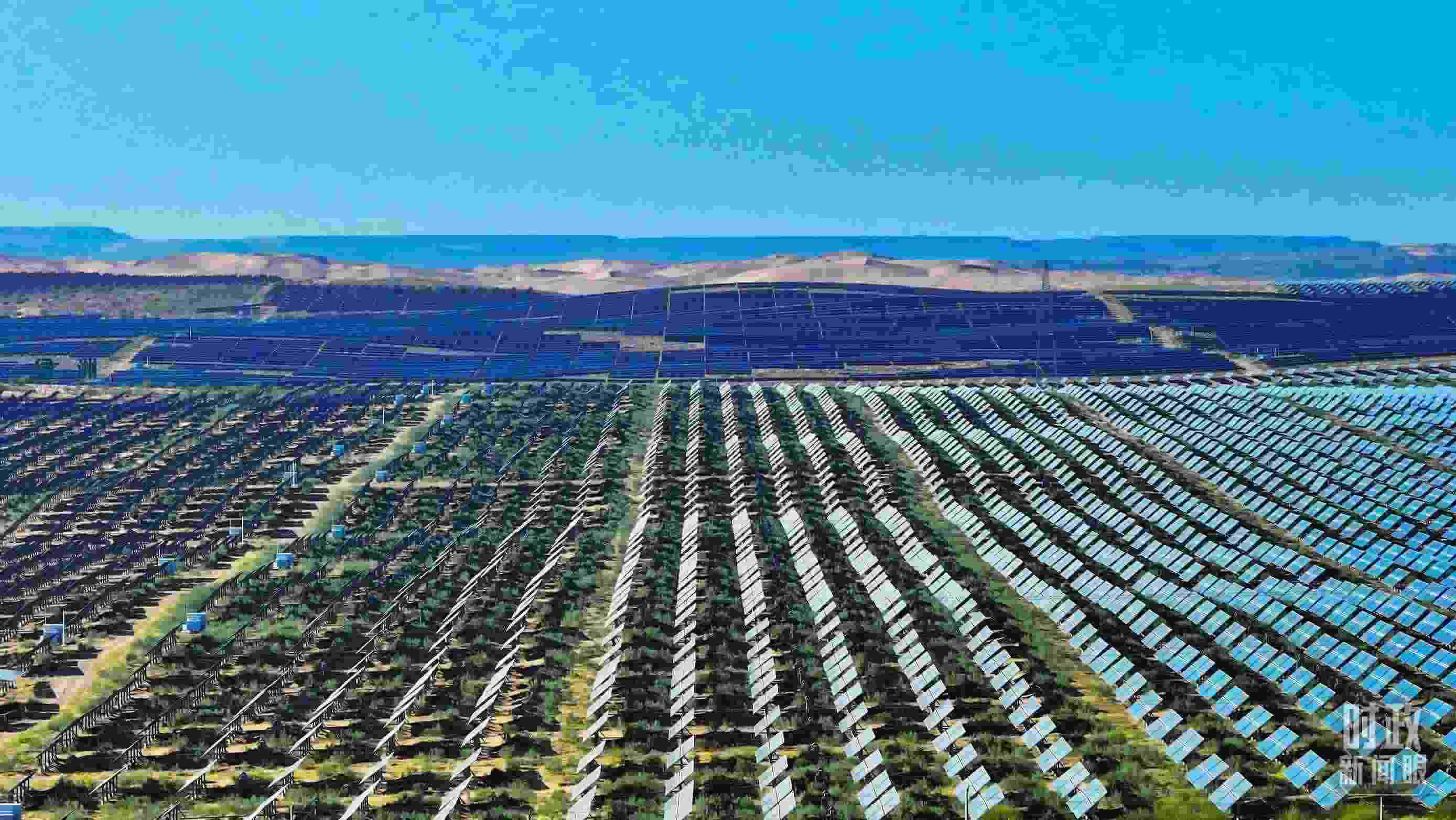 △內(nèi)蒙古鄂爾多斯，庫布其沙漠新能源基地。（圖/視覺中國）