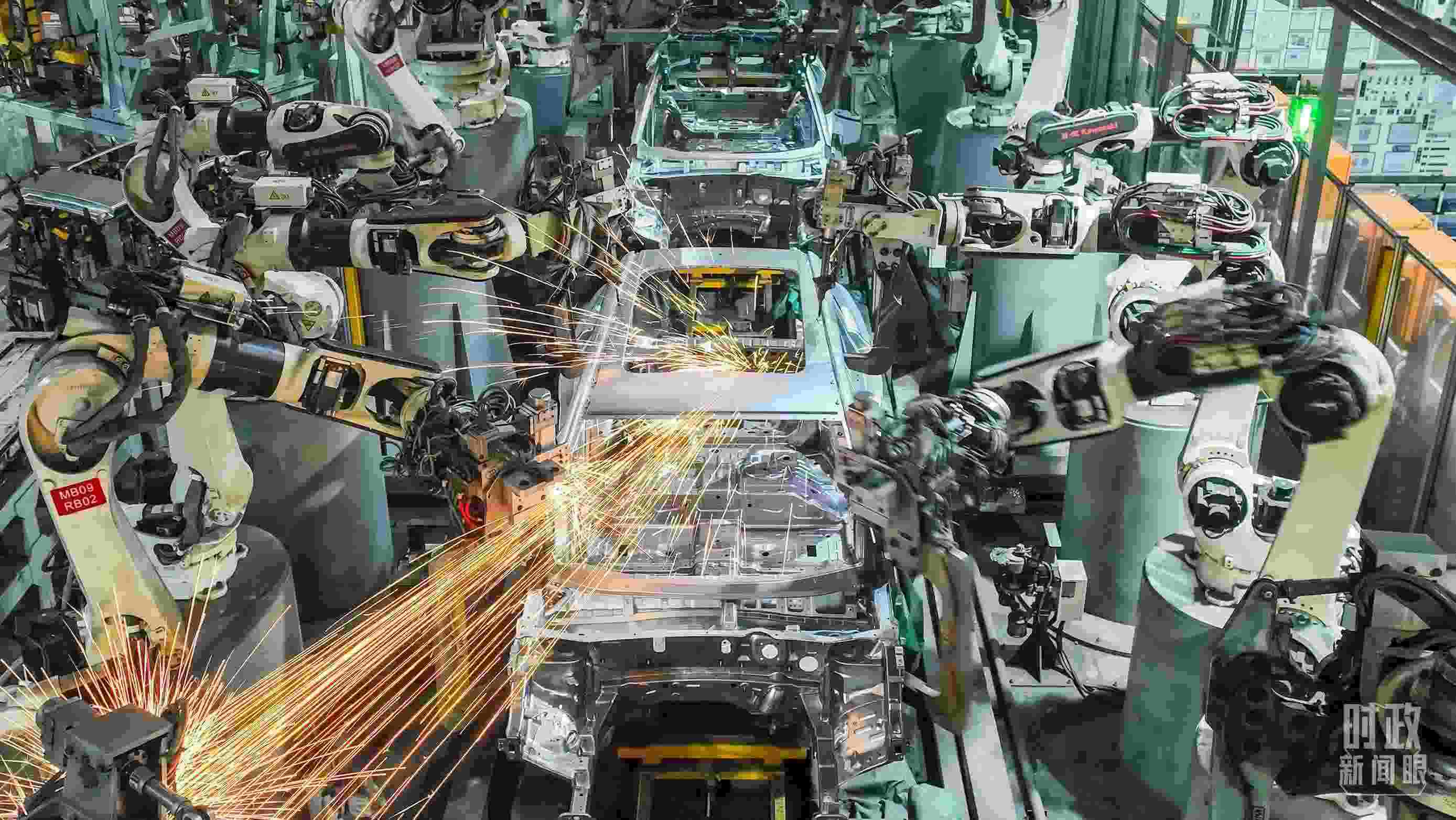  △2024年4月，重慶兩江新區(qū)的一家汽車制造企業(yè)，生產(chǎn)一派繁忙。（圖/視覺中國）