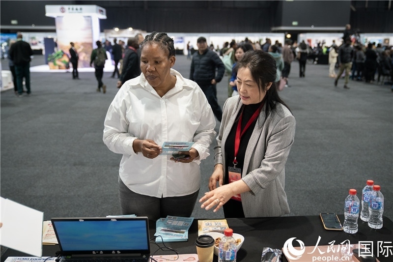 中企工作人員和當(dāng)?shù)厍舐氄呓徽?。希拉茲攝