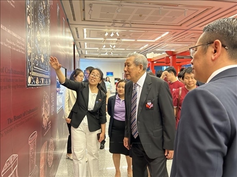 工作人員為泰國(guó)前副總理、泰中文化促進(jìn)委員會(huì)主席披尼講解展覽內(nèi)容。中國(guó)駐泰國(guó)大使館供圖