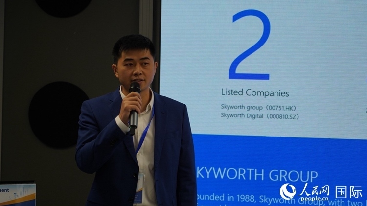 創(chuàng)維南非綠能公司總經(jīng)理倪亮介紹創(chuàng)維的破圈之路。人民網(wǎng) 劉暢攝