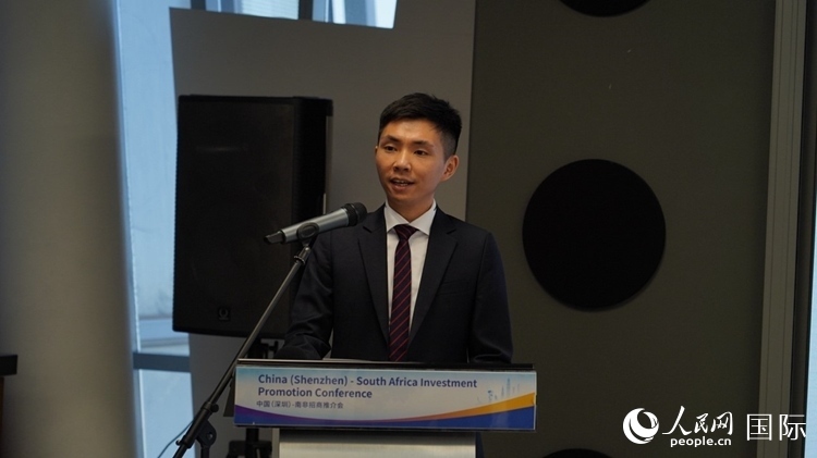 深圳市黃金珠寶首飾行業(yè)協(xié)會(huì)副會(huì)長(zhǎng)李澤鋒介紹深圳市黃金珠寶產(chǎn)業(yè)發(fā)展情況。人民網(wǎng) 劉暢攝