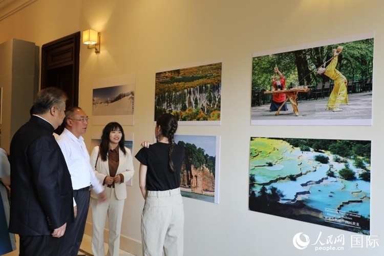 四川省文化和旅游廳副廳長王成平、墨西哥松林文化中心展覽部主任盧西亞·恩里克斯·岡薩雷斯·薩拉維亞、墨西哥中國文化中心主任石岳文參觀圖片展。拍攝者為墨西哥分社外籍雇員埃內(nèi)斯托·多明戈斯