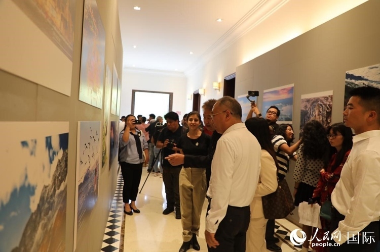 參觀者在圖片展活動現(xiàn)場。拍攝者為墨西哥分社外籍雇員埃內(nèi)斯托·多明戈斯