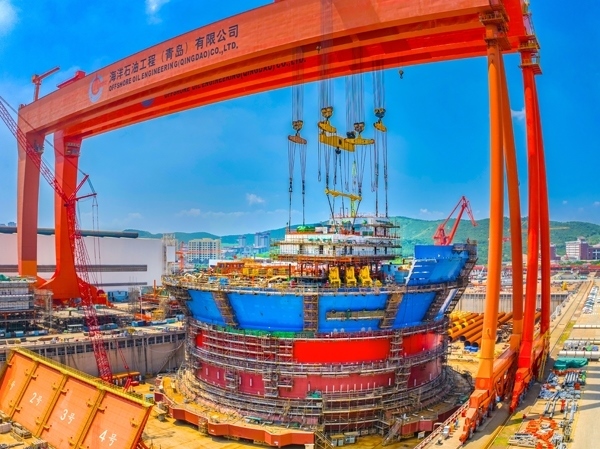 “?？惶枴蓖ㄟ^雙龍門吊進行總裝。侯憲鵬攝