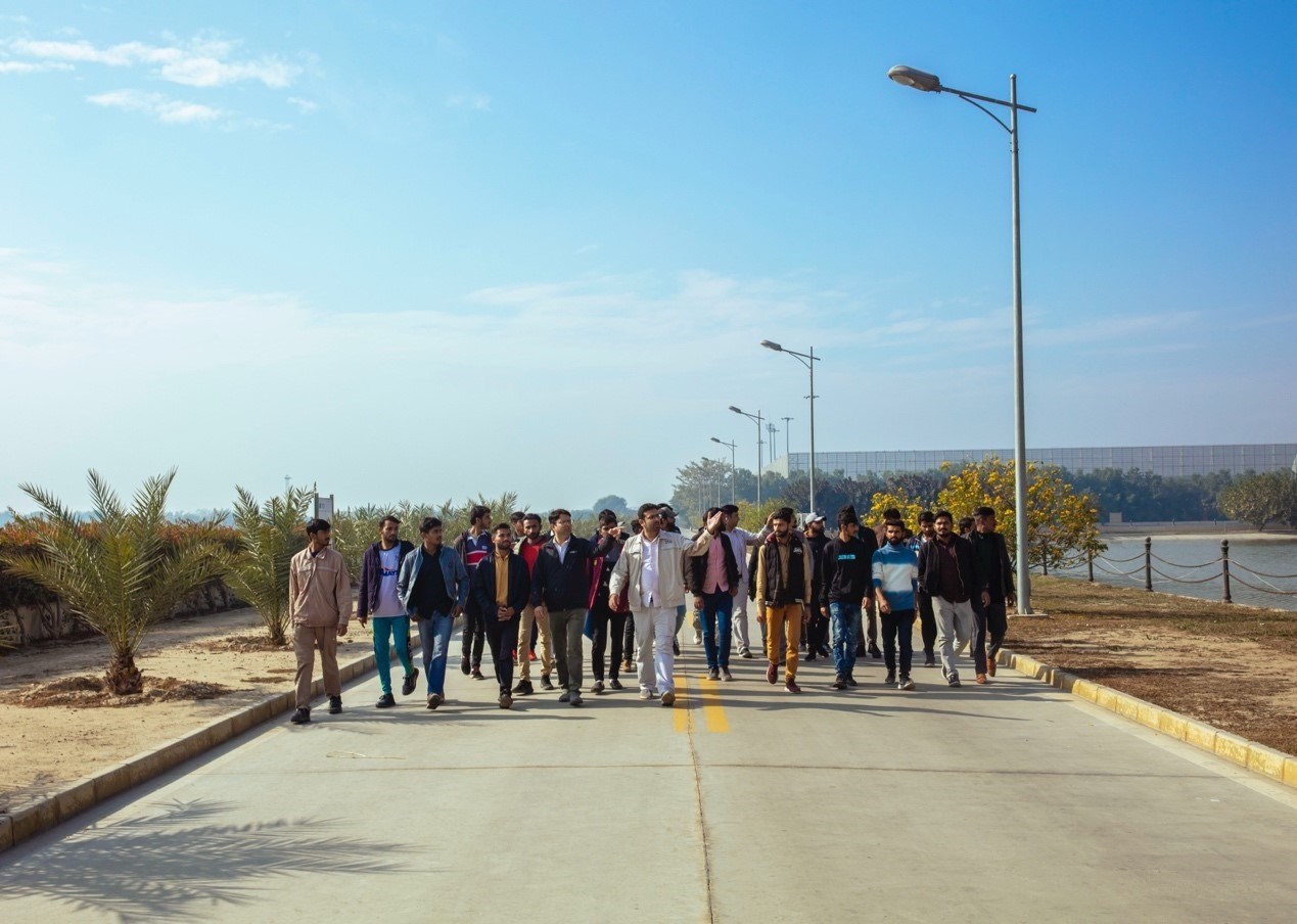 職業(yè)技校學(xué)員參觀中巴經(jīng)濟(jì)走廊薩希瓦爾電站。中國華能薩希瓦爾電站 供圖