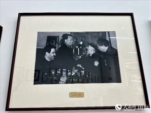 萬(wàn)徒勒里（左一）與艾青、蕭三、齊白石的老照片。人民網(wǎng)記者 周雨攝