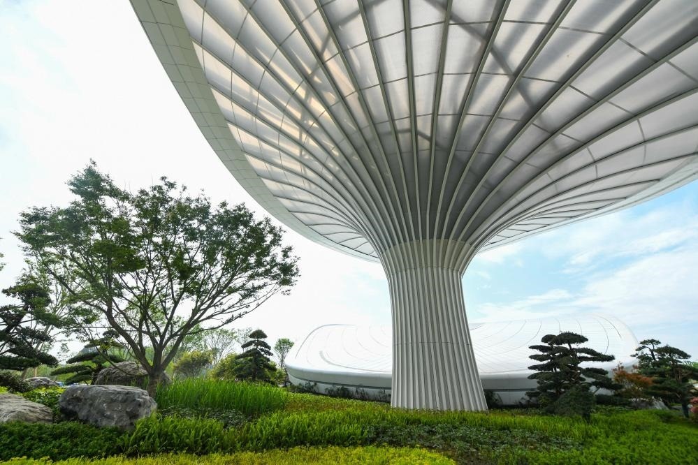 這是2024年4月22日拍攝的成都世園會(huì)主會(huì)場(chǎng)入口處的“芙蓉花”底部，它兼具收集雨水、循環(huán)利用的功能。新華社記者 王曦 攝