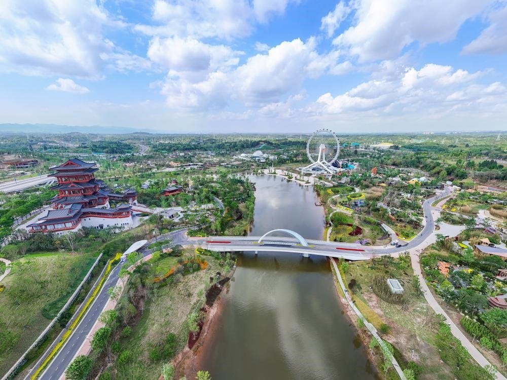 這是2024年4月22日拍攝的成都世園會(huì)主會(huì)場(chǎng)（無(wú)人機(jī)照片）。新華社記者 王曦 攝