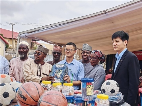 中尼友誼示范校物資捐贈。駐尼日利亞使館供圖