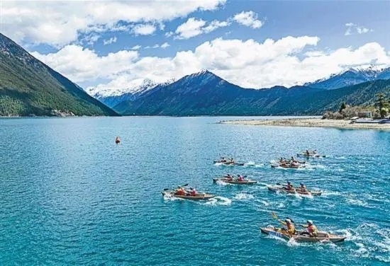 2024年4月20日，2024年巴松措國際漂流公開賽的選手在比賽中。 新華社記者 孫非攝