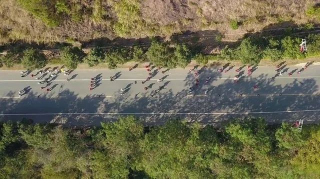 1月6日，健身愛好者在徒步活動中（無人機(jī)照片）。新華社記者 黃國保攝