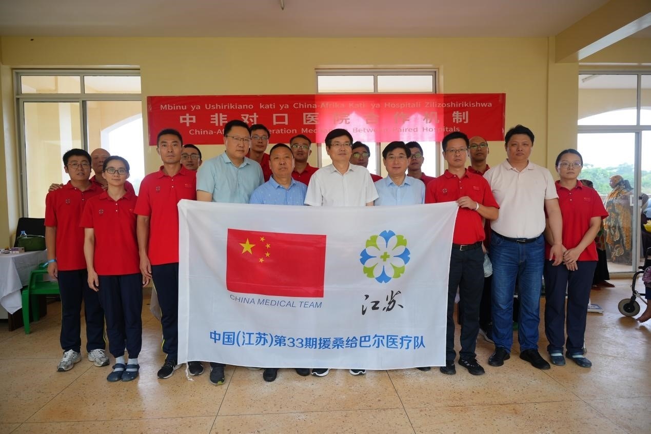 揚(yáng)州市衛(wèi)健系統(tǒng)代表團(tuán)和醫(yī)療隊在義診現(xiàn)場合影。中國援桑醫(yī)療隊供圖