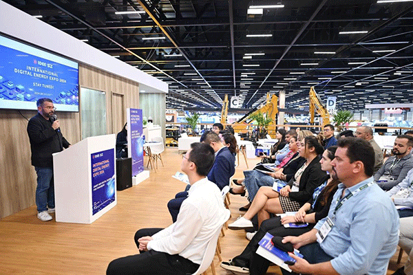 當(dāng)?shù)貢r(shí)間4月26日，深圳市發(fā)展和改革委員會(huì)在巴西圣保羅國(guó)際工程機(jī)械及礦山機(jī)械展上舉行專題推介會(huì)，介紹將于今年下半年在深圳市舉辦的2024國(guó)際數(shù)字能源展。 2024國(guó)際數(shù)字能源展組委會(huì)供圖